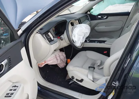 2025 Volvo Xc60 Plug-In Hybrid Plus, T8 Awd Electric/Gasoline, Dark z USA, uszkodzony, nr VIN YV4H60RC2S1074772